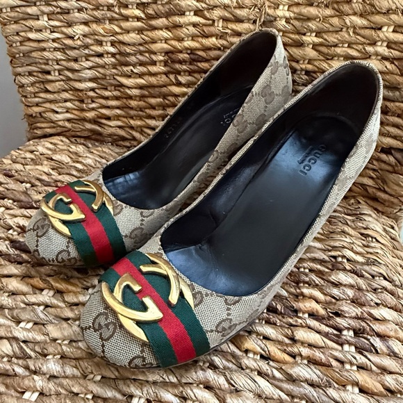 Authentic Gucci, gold buckle heels - Picture 3 of 4
